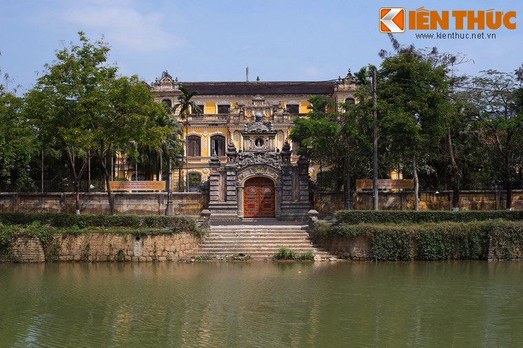 Đặc biệt, bờ sông An Cựu là nơi tập trung nhiều phủ đệ của các hoàng thân nhà Nguyễn. Nổi tiếng nhất trong số đó là cung An Định (số 97 đường Phan Đình Phùng), là cung điện riêng của vua Khải Định từ khi còn là thái tử đến khi làm vua, sau này được thái tử Vĩnh Thuỵ (Bảo Đại) thừa kế.