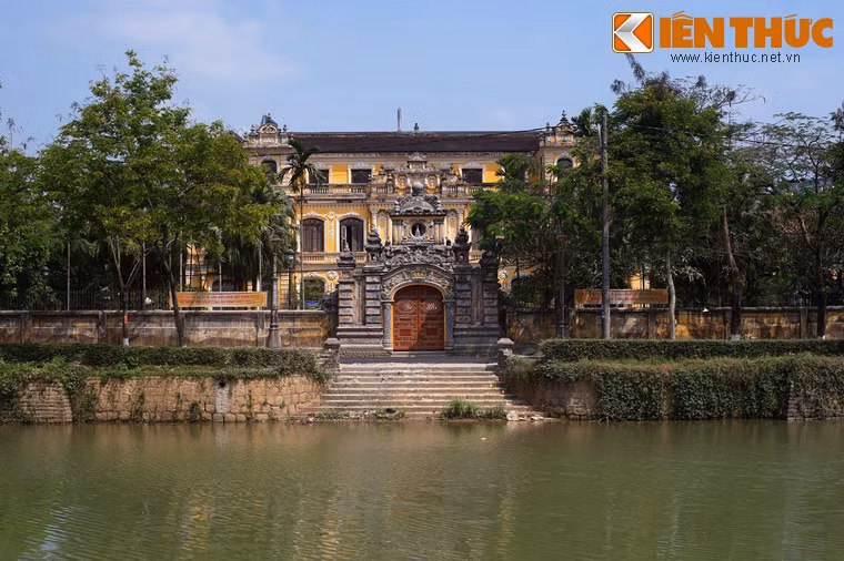 Đặc biệt, bờ sông An Cựu là nơi tập trung nhiều phủ đệ của các hoàng thân nhà Nguyễn. Nổi tiếng nhất trong số đó là cung An Định (số 97 đường Phan Đình Phùng), là cung điện riêng của vua Khải Định từ khi còn là thái tử đến khi làm vua, sau này được thái tử Vĩnh Thuỵ (Bảo Đại) thừa kế.