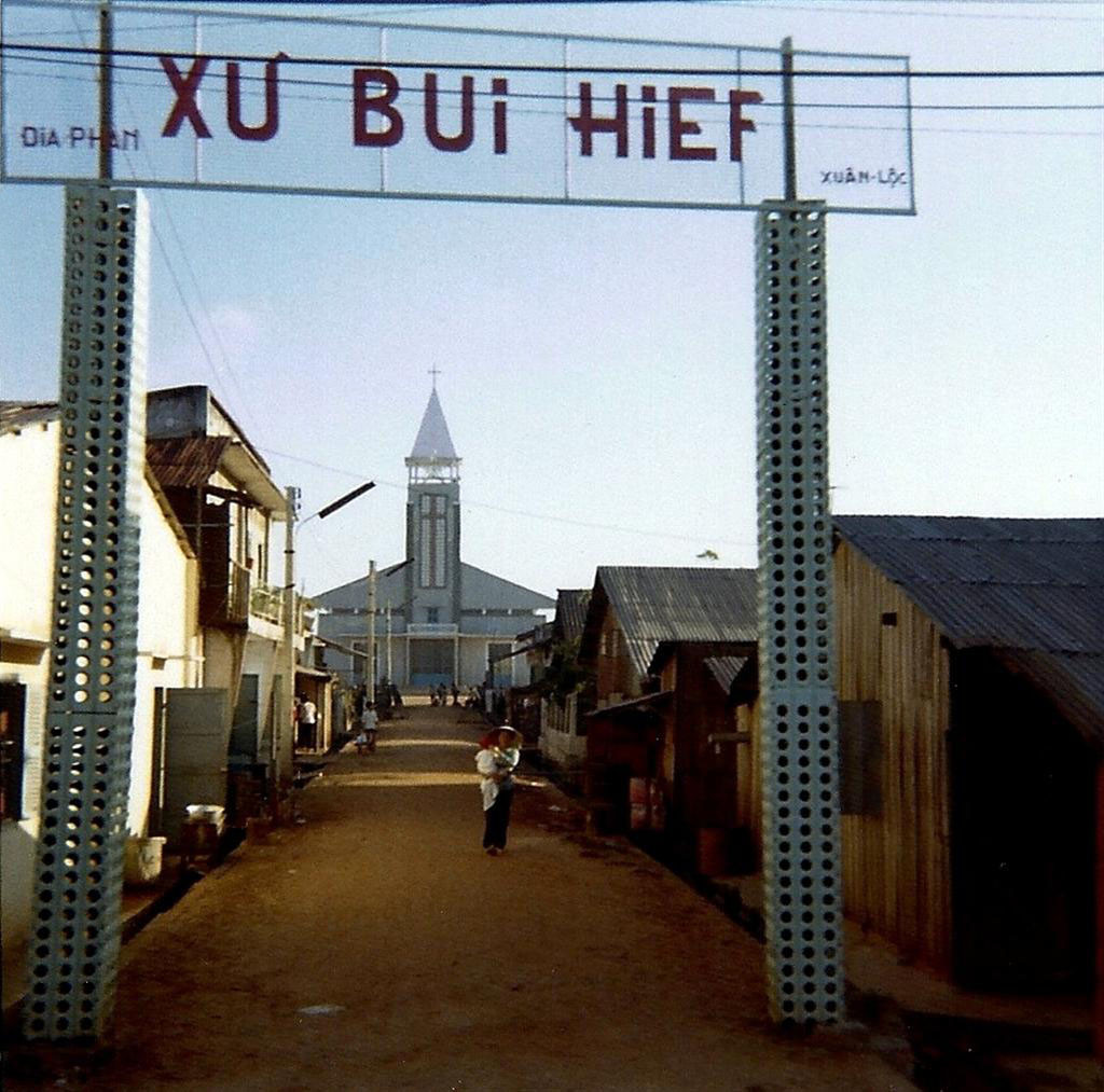 Nhà thờ giáo xứ Bùi Hiệp ở Tam Hiệp, ngoại ô thị xã Biên Hòa năm 1969. Ảnh: David Stromberger.