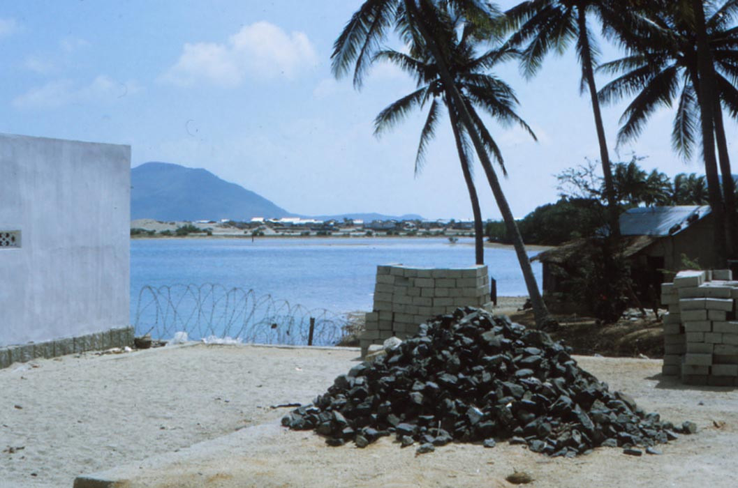 Khung cảnh tại một khu dân cư gần thị trấn Sông Cầu. Ảnh: Steve.