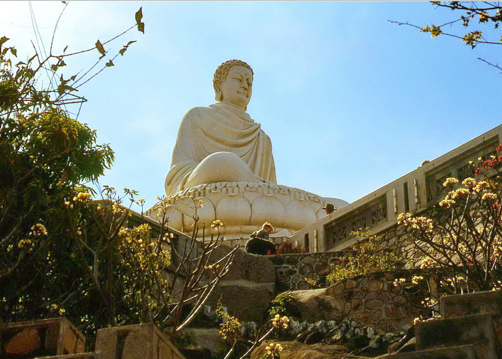 Tượng Phật ở Thích Ca Phật Đài. Ảnh: Terry Maher.