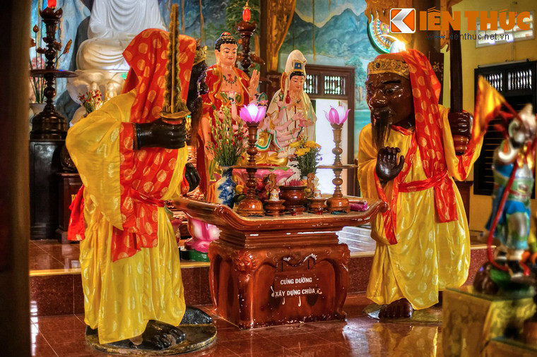 Đây là hai tượng Dvarapalla (Môn Thần) với ý nghĩa người bảo vệ cho đạo pháp. Nghệ thuật điêu khắc mang phong cách điển hình của nghệ thuật điêu khắc Chăm Pa thế kỷ 12, 13.