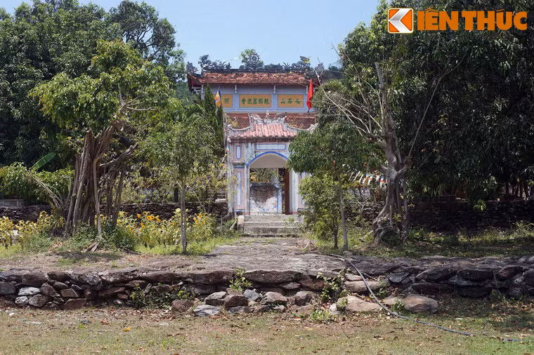 Chùa được Luật Truyền Hòa thượng, một nhà sư theo dòng Lâm Tế thiền tông sáng lập vào năm 1797. Chùa có tên chữ là Từ Quang, nhưng do nằm trên một ngọn núi nhiều đá trắng nên còn được gọi là chùa Bạch Thạch hay chùa Đá Trắng.