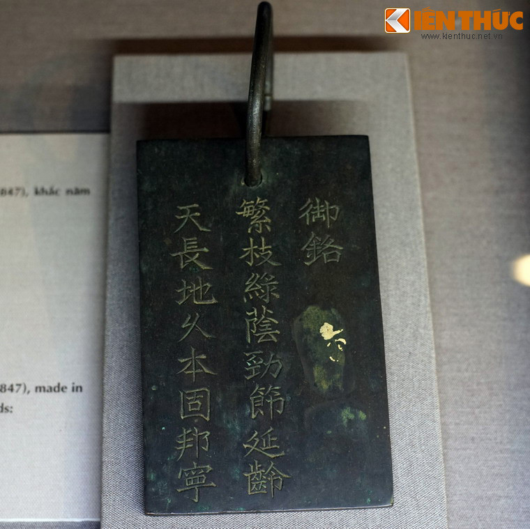 Ngoài ra, thẻ bài của vua còn khắc những lời răn giàu ý nghĩa về việc trồng cây. Thẻ bài của vua Thiệu Trị (trong ảnh) khắc: "Phồn chi lục ấm kinh tiết diên linh. Thiên trường địa cửu bổn cố bang ninh" ("Rậm cành xanh lá, sức khỏe kéo dài. Trời đất lâu dài, đất nước thịnh hưng").