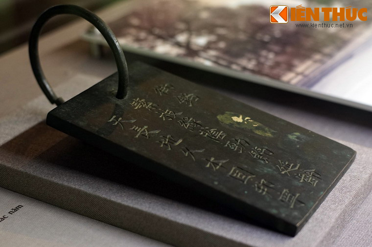 Theo thông lệ, thẻ bài của các quan và hoàng thân làm bằng đá, thẻ bài của vua bằng đồng. Ảnh: Thẻ bài bằng đồng của vua Thiệu Trị, khắc năm 1841.