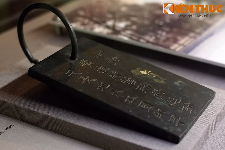 Theo thông lệ, thẻ bài của các quan và hoàng thân làm bằng đá, thẻ bài của vua bằng đồng. Ảnh: Thẻ bài bằng đồng của vua Thiệu Trị, khắc năm 1841.