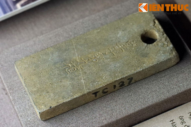 Mỗi cây thông đều có treo thẻ bài bằng đồng hoặc đá ghi tên người trồng, năm trồng cây. Ảnh: Thẻ bài của Hoàng tử thứ 9, năm Minh Mạng thứ 17 (1836).