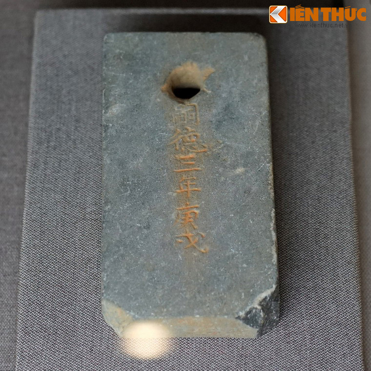 Theo quy định của triều đình, vua và các quan đều phải tự mình trồng thông quanh đàn để kỷ niệm và có nghĩa vụ chăm sóc cây. Ảnh: Thẻ bài của Phủ Doãn phủ Thừa Thiên Võ Trọng Bình, năm Tự Đức thứ 3 (1850).