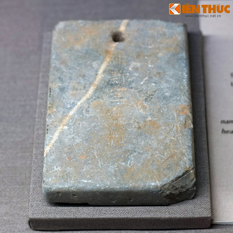 Treo thẻ bài cho cây thông là một quy định độc đáo trong giai đoạn trị vì của các vị vua nhà Nguyễn. Ảnh: Thẻ bài của Hồng lô tự khanh Tôn Thất Tuấn, Lĩnh Thủ hộ phó sứ, năm Duy Tân thứ 3 (1909), hiện vật của Bảo tàng Cổ vật Cung đình Huế.