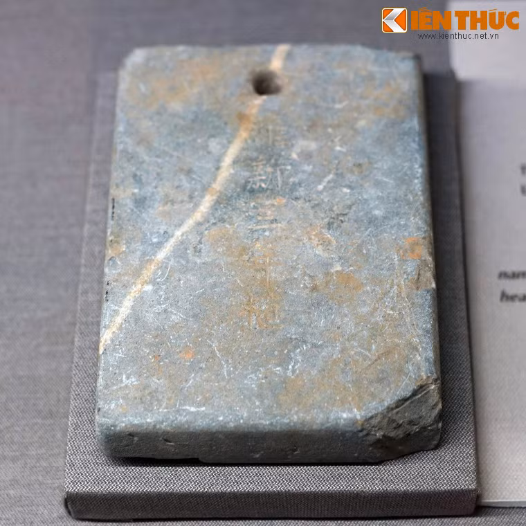 Treo thẻ bài cho cây thông là một quy định độc đáo trong giai đoạn trị vì của các vị vua nhà Nguyễn. Ảnh: Thẻ bài của Hồng lô tự khanh Tôn Thất Tuấn, Lĩnh Thủ hộ phó sứ, năm Duy Tân thứ 3 (1909), hiện vật của Bảo tàng Cổ vật Cung đình Huế.