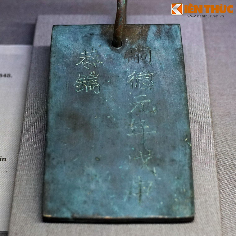 So với ngày nay, chức năng của những thẻ bài này có phần giống với bảng tên của cây lưu niệm do các vị lãnh đạo trồng tại nhiều địa điểm trên cả nước. Ảnh: Thẻ bài bằng đồng của vua Tự Đức, khắc năm 1948.