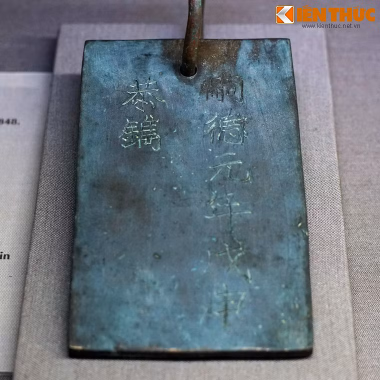 So với ngày nay, chức năng của những thẻ bài này có phần giống với bảng tên của cây lưu niệm do các vị lãnh đạo trồng tại nhiều địa điểm trên cả nước. Ảnh: Thẻ bài bằng đồng của vua Tự Đức, khắc năm 1948.