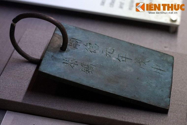 Thẻ bài của vua Tự Đức khắc: "Chi diệp mậu thịnh thiên tầm vạn tầm. Bổn chi bách thể hữu ủy ngã tâm" ("Cành lá xanh tốt, ngãn năm vạn lần ôn lại. Gốc rễ bền vững trăm năm an ủi lòng ta").