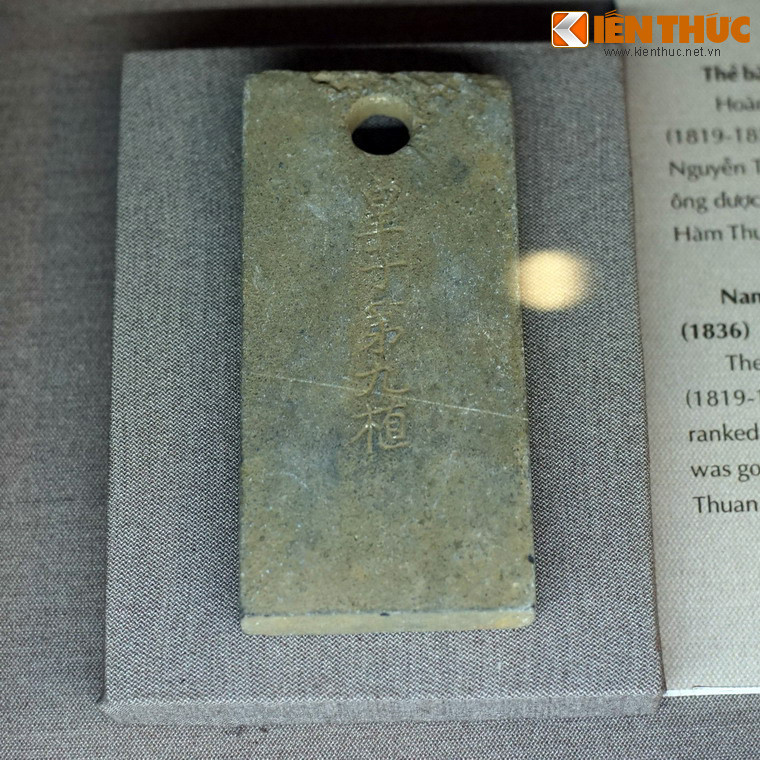 Khác biệt về bản chất là thẻ bài cho cây thông dưới triều Nguyễn không chỉ là một bảng ghi nhớ mà còn gắn liền với trách nhiệm chăm sóc cây.