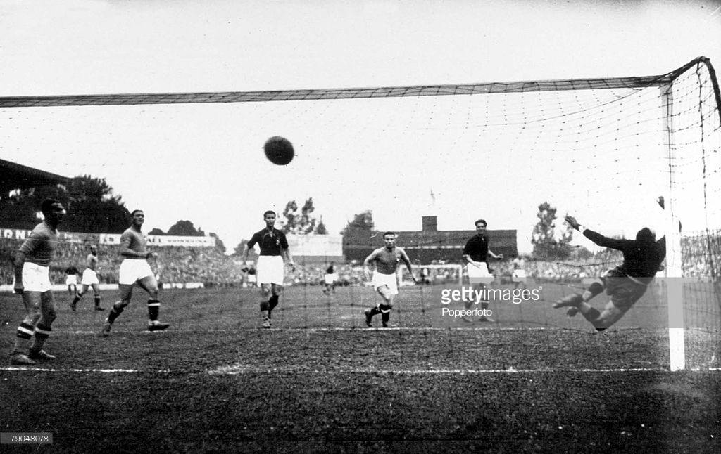 Titkos của Hungary ghi bàn san bằng tỉ số 1-1 ở phút thứ 8 của trận chung kết World Cup 1938. Italia giành thắng lợi chung cuộc với tỉ s số 4-2 và giành chức vô địch. Ảnh: Getty.