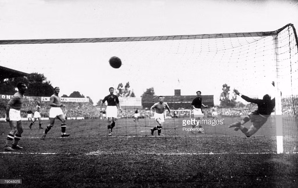 Titkos của Hungary ghi bàn san bằng tỉ số 1-1 ở phút thứ 8 của trận chung kết World Cup 1938. Italia giành thắng lợi chung cuộc với tỉ s số 4-2 và giành chức vô địch. Ảnh: Getty.