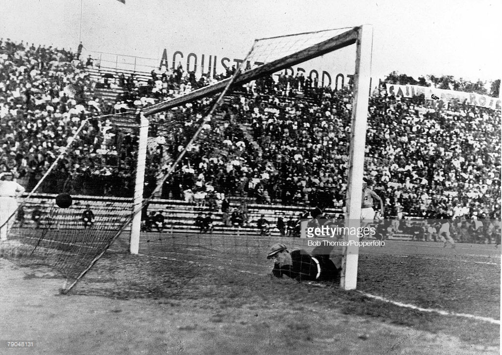 Pha ghi bàn mở tỉ số ở phút 70 của Tiệp Khắc. Italia đã gỡ hòa vào phút 81 và có bàn quyết định vào phút 95, giành thắng lợi chung cuộc với tỉ số 2-1. Ảnh: Getty.