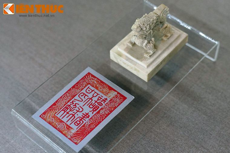 Ấn ngà "Đọc thư bất cẩu thậm giải", nghĩa là "Đọc sách không cần suy diễn sâu xa".