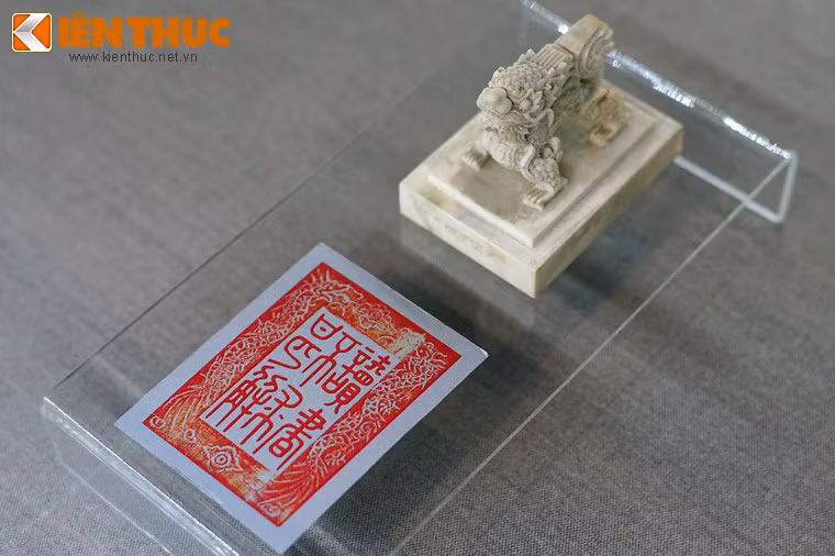 Ấn ngà "Đọc thư bất cẩu thậm giải", nghĩa là "Đọc sách không cần suy diễn sâu xa".