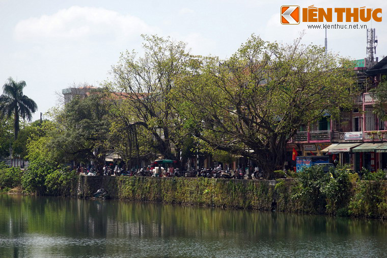 Sông dài khoảng 3km, được đào dưới thời vua Gia Long, nối liền hai đoạn sông Hương từ phía cầu Gia Hội đến phố Bao Vinh, có nhiệm vụ phòng hộ phía Đông kinh thành Huế.