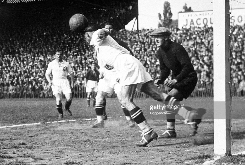 Một pha hãm thành của Hungary trong trận tứ kết gặp Thụy Sĩ tại Lille, 12/6/1938. Trận này Hungary thắng 2-1. Ảnh: Getty.