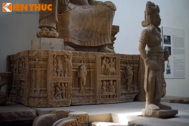 Hiện tại, bức tượng Phật Chăm Pa này được đặt trên một bệ thờ Phật chạm khắc tinh xảo, cũng có nguồn gốc từ di tích Đồng Dương.