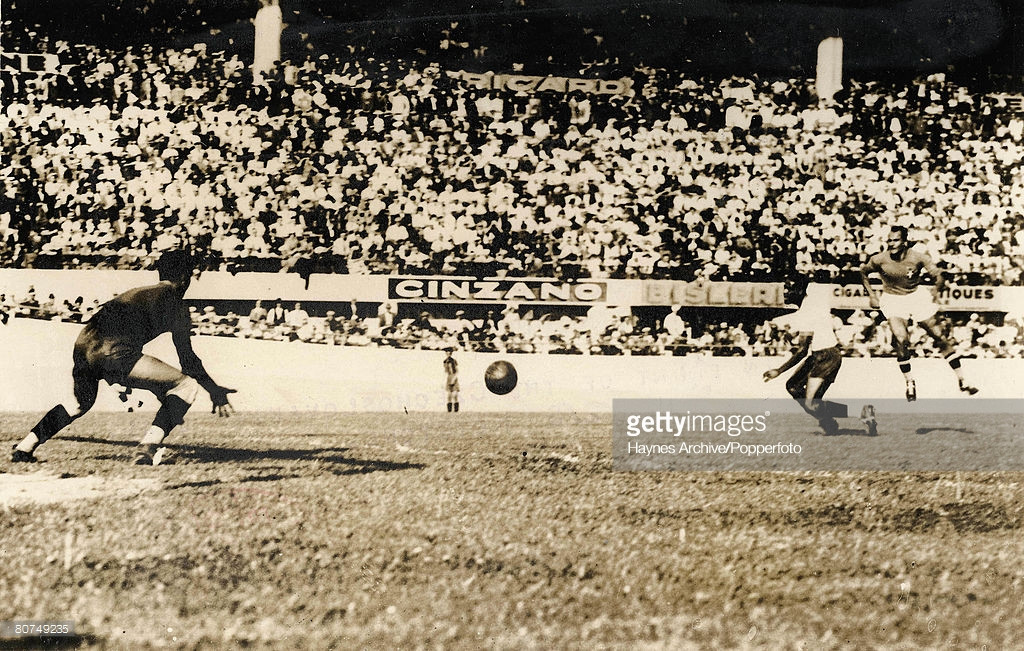 Thủ môn Brazil Valter đối mặt với một cuộc tấn công của Italia trong trận bán kết ở Marseilles ngày 18/6/1938. Italia thắng Brazil 2-1 và gặp Hungary ở chung kết. Ảnh: Getty.
