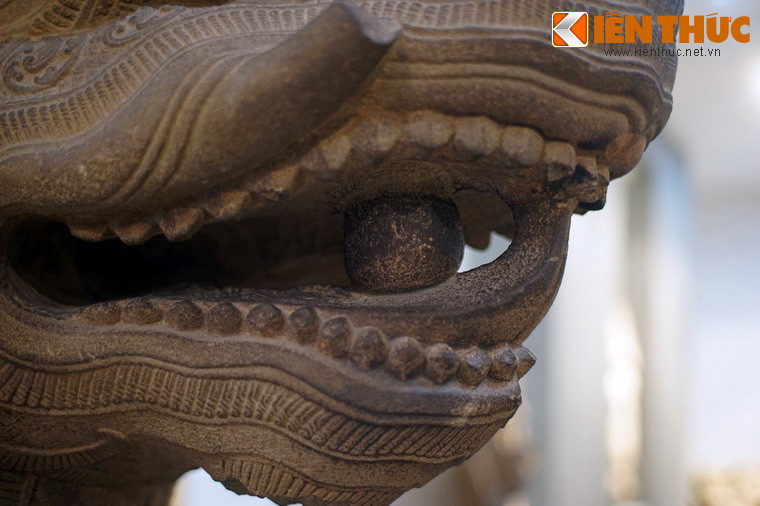 Miệng rồng ngậm ngọc, một mô-típ mạng đậm chất rồng của Việt Nam và Trung Hoa.