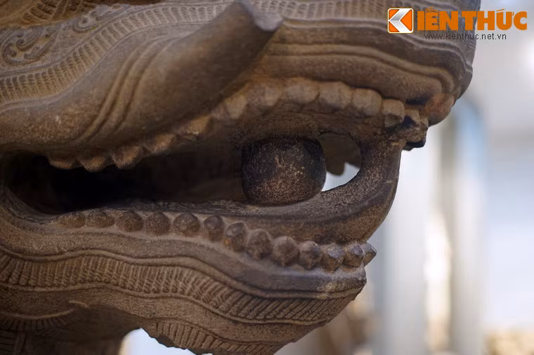 Miệng rồng ngậm ngọc, một mô-típ mạng đậm chất rồng của Việt Nam và Trung Hoa.