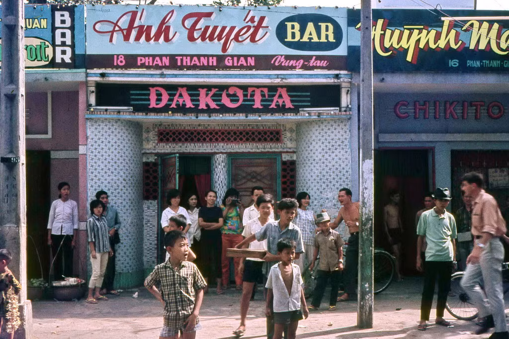Các quán bar trên đường Phan Thanh Giản (nay là đường Lý Tự Trọng). Ảnh: Terry Maher.