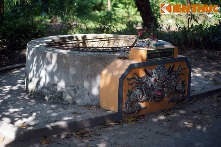 Theo truyền thuyết, khi nhà chúa Nguyễn từ miền Bắc vào xứ Thuận Hóa (Huế) lập nghiệp thì nhiều đêm liên tiếp có một con rồng gây ra mưa gió quấy nhiễu. Chúa bèn sai thầy địa lý xem phong thủy thì thấy trước mặt Kinh thành có một dãy núi thiêng với nhiều long mạch.