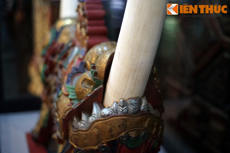 Trong thời kỳ phong kiến ở Việt Nam và Trung Hoa, giá ngà voi là một vật dụng biểu tượng cho quyền lực của các bậc công hầu, đế vương.