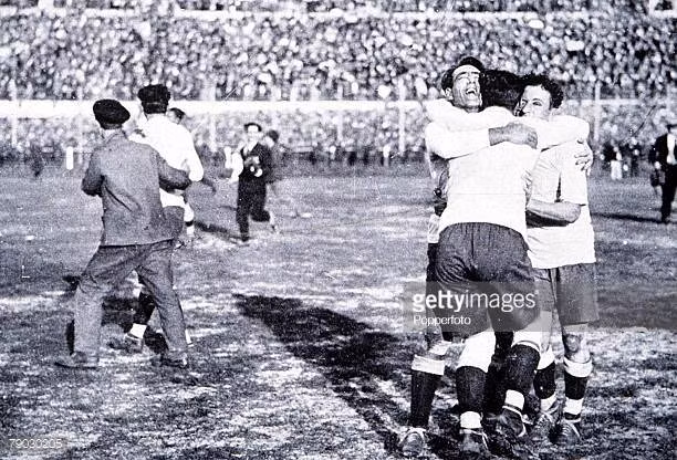 Niềm vui của các cầu thủ Uruguay khi trở thành nhà vô địch. Ảnh: Getty.