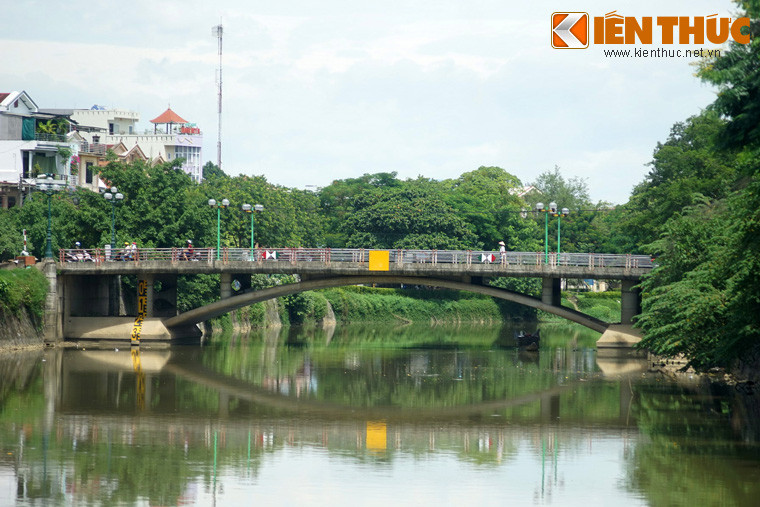 Ở đoạn đầu của sông có Bến Ngự, là nơi để thuyền rồng của nhà vua cập bến mỗi khi đi tế trời ở Đàn Nam Giao, nay là khu vực cầu Bến Ngự. Phía hạ lưu có các hành cung Thần Phù, Thuận Trực để vua tạm nghỉ trong những lần về chơi ở phá Hà Trung hoặc về rừng Đông Lâm săn bắn.