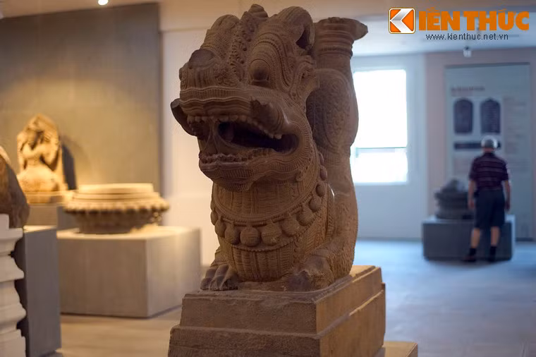 Bức tượng này cao khoảng 1 mét, có niên đại từ thế kỷ 12, làm từ chất liệu sa thạch. Hiện vật được phát hiện tại di chỉ tháp Mẫm, Bình Định trong đợt khai quật năm 1934-1935.