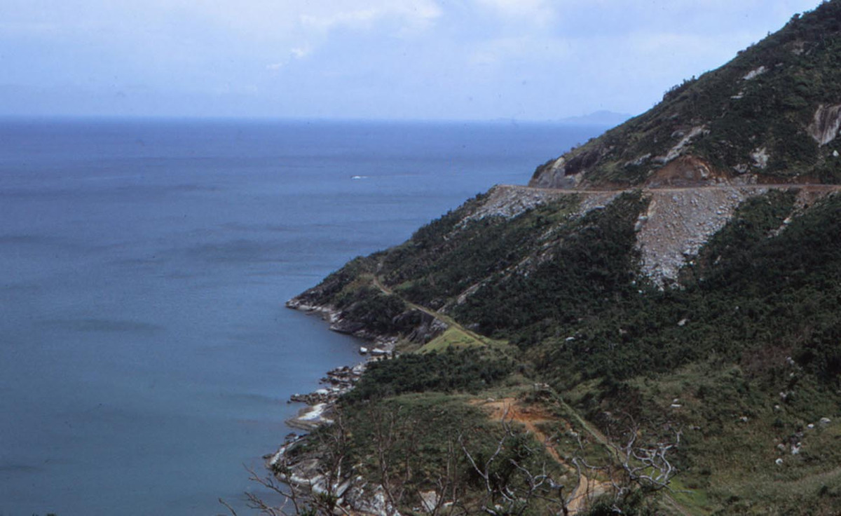 Cảnh tượng hùng vĩ trên đèo Cả. Ảnh: Steve.