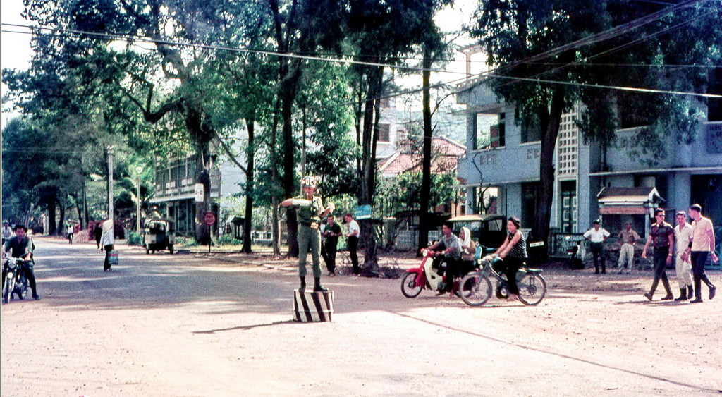 Nhân viên quân cảnh điều phối giao thông tại một ngã tư. Ảnh: Terry Maher.