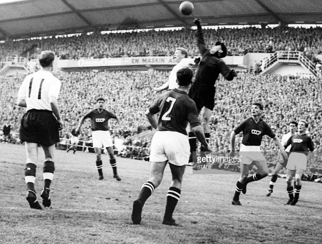  Thủ môn Lev Yashin đẩy bóng trên đầu một cầu thủ Anh trong trận đấu vòng bảng World Cup 1958 trên sân Gotoborg, ngày 8/6/1958. Liên Xô hòa Anh 2-2 trận này. Ảnh: Getty.