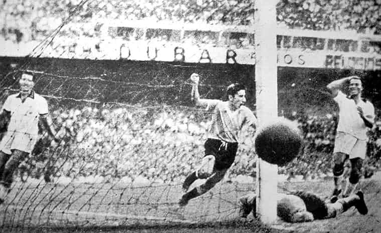 Đây là khoảnh khắc tuyển thủ Uruguay Alcides Ghiggia làm tan vỡ trái tim người Brazil tại trận chung kết World Cup 1950. Bức ảnh lột tả được sự đối lập giữa niềm vui sướng của Ghiggia với sự đau đớn, tuyệt vọng của các cầu thủ nước chủ nhà. Ảnh: The Guardian.