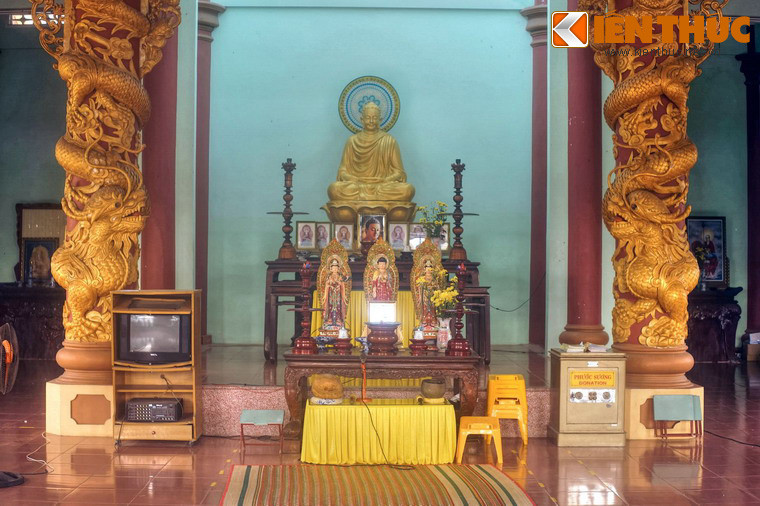 Trung tâm điện thờ Phật là bức tượng Đức Phật bằng đồng cao 1,5 mét, nặng 1.200 kg, được đúc năm 1960.