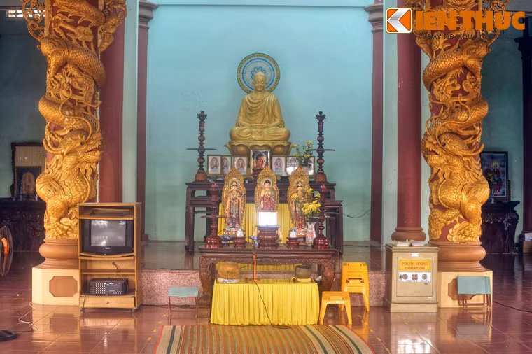 Trung tâm điện thờ Phật là bức tượng Đức Phật bằng đồng cao 1,5 mét, nặng 1.200 kg, được đúc năm 1960.