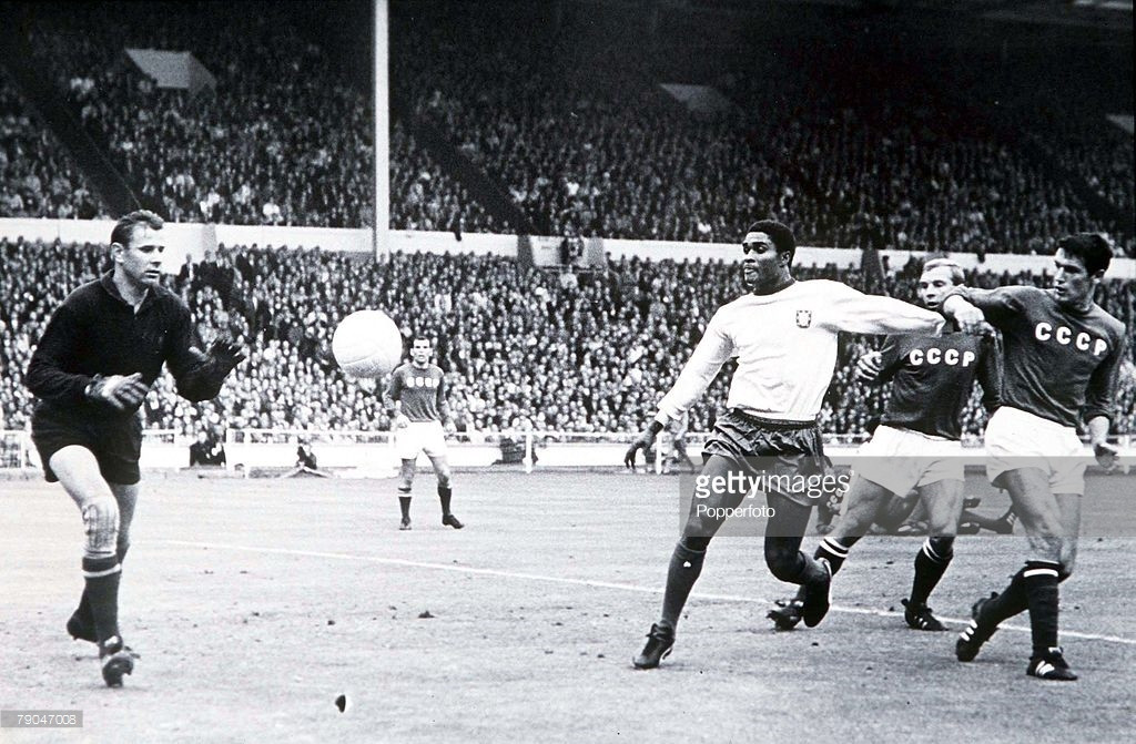 Pha hãm thành của cầu thủ huyền thoại Bồ Đào Nha Eusebio trong trận tranh giải ba với Liên Xô trên sân Wembley ngày 28/6/1966. Bồ Đào Nha giành thắng lợi với tỉ số 2-1. Ảnh: Getty.
