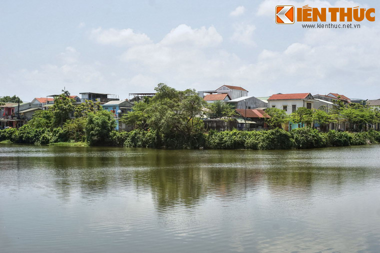 Tương truyền, vào thời nhà nguyễn, vào những chiều hè mát mẻ hay những ngày xuân đẹp trời, sông Ngự Hà là nơi dạo chơi bằng thuyền rồng của các vua nhà Nguyễn. Dân gian cũng thường gọi dòng sông này là "sông Vua".