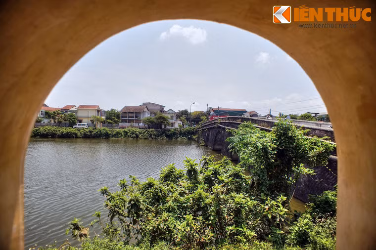 Dù có tầm quan trọng đặc biệt với Kinh thành Huế, sông Ngự Hà từng có thời gian đứng trước nguy cơ biến mất do bị bồi lấp, bị xâm phạm...