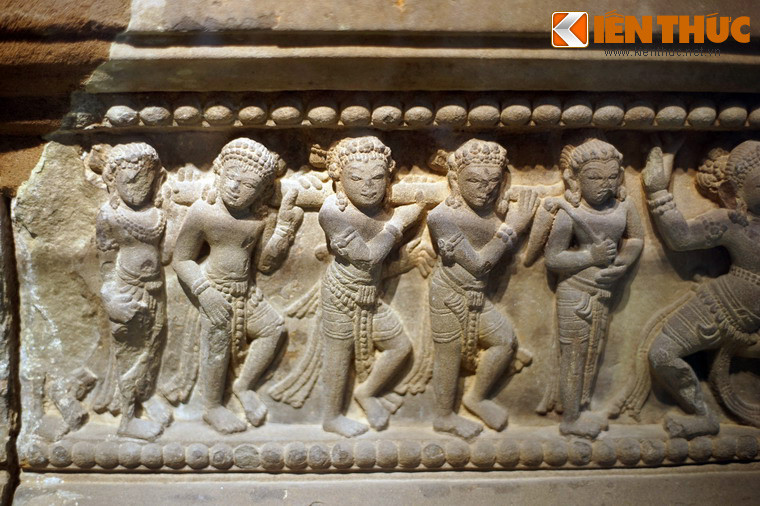 Các chạm khắc hình người trên đài thờ tiêu biểu cho một phong cách nghệ thuật Chăm Pa đặc trưng - phong cách Trà Kiệu, với bốn mặt trang trí thể hiện hoàn chỉnh một chủ đề trong thần thoại, tiêu biểu cho sự giao lưu, ảnh hưởng văn hóa Ấn Độ và Đông Nam Á.