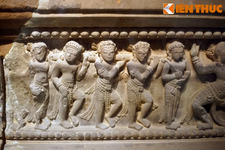 Các chạm khắc hình người trên đài thờ tiêu biểu cho một phong cách nghệ thuật Chăm Pa đặc trưng - phong cách Trà Kiệu, với bốn mặt trang trí thể hiện hoàn chỉnh một chủ đề trong thần thoại, tiêu biểu cho sự giao lưu, ảnh hưởng văn hóa Ấn Độ và Đông Nam Á.