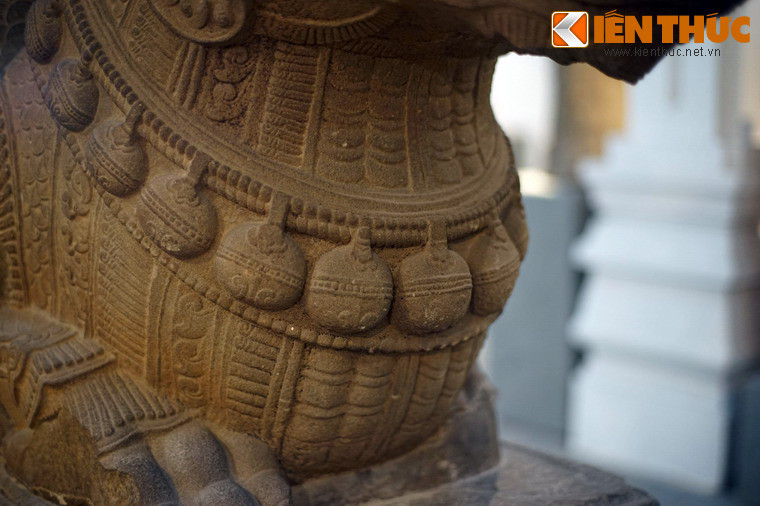Cổ rồng đeo chiếc vòng lục lạc, chi tiết đã được bắt gặp trên một số tượng voi Chăm Pa.