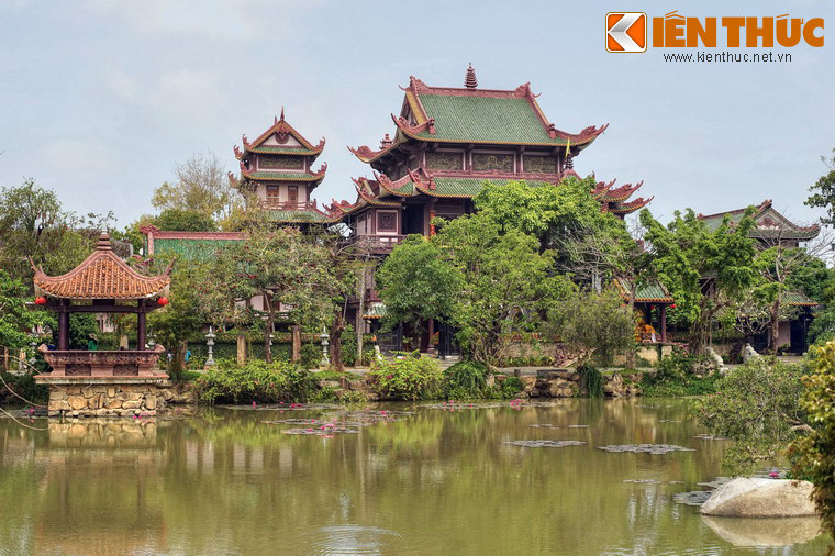 2. Nằm bên Quốc lộ 1 thuộc địa phận phường Nhơn Hưng, thị xã An Nhơn, tỉnh Bình Định, chùa Thiên Hưng được coi là chùa có kiến trúc tráng lệ nhất Bình Định. Được xây dựng gần đây, chùa vừa mang phong cách kiến trúc Phật giáo miền Bắc, vừa có những đường nét của kiến trúc hiện đại.