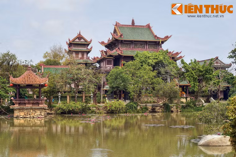 2. Nằm bên Quốc lộ 1 thuộc địa phận phường Nhơn Hưng, thị xã An Nhơn, tỉnh Bình Định, chùa Thiên Hưng được coi là chùa có kiến trúc tráng lệ nhất Bình Định. Được xây dựng gần đây, chùa vừa mang phong cách kiến trúc Phật giáo miền Bắc, vừa có những đường nét của kiến trúc hiện đại.