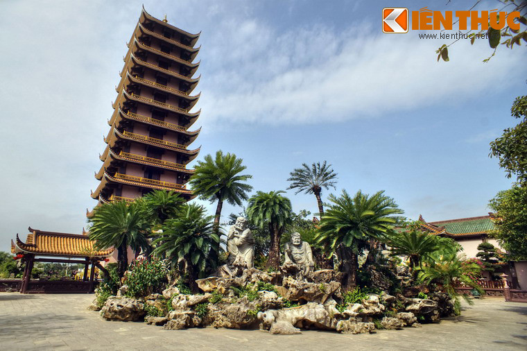 Công trình đáng chú ý khác của chùa là La Hán Đài - một tiểu cảnh đậm chất thiên nhiên với tượng các vị La Hán được bài trí xung quanh. Sau La Hán Đài là tháp Thiên Ứng 12 tầng, công trình điểm nhấn của chùa Thiên Hưng.